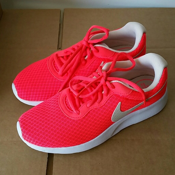 nike tanjun womens red